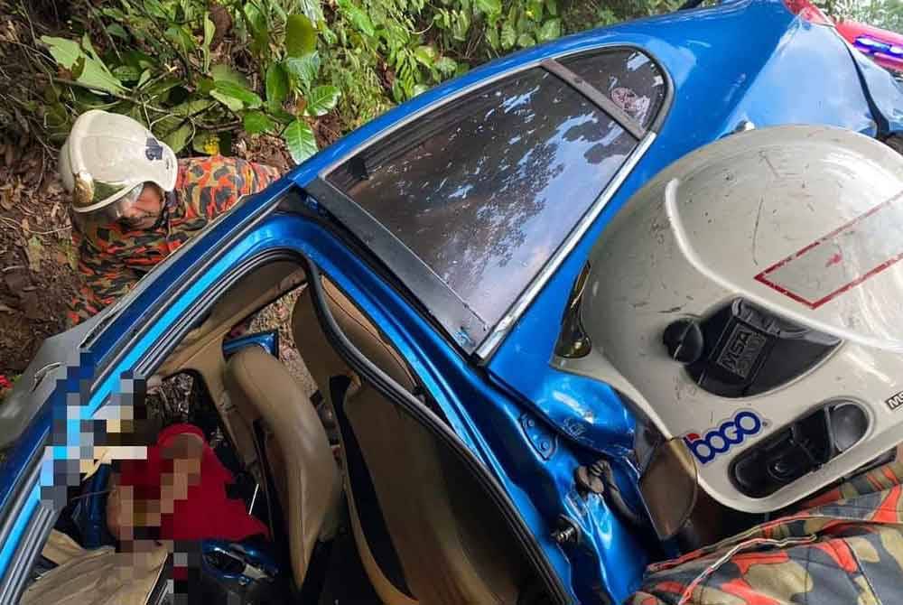 Salah seorang mangsa yang tersepit dalam dalam nahas dua kenderaan di Kota Tinggi pada pagi Isnin. - Foto Bomba