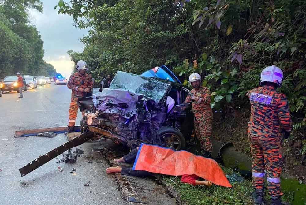 Anggota bomba dan penyelamat menggunakan 'rescue cutter' bagi mengeluarkan mangsa yang tersepit dalam nahas dua kenderaan di Kota Tinggi pada pagi Isnin. - Foto: Bomba