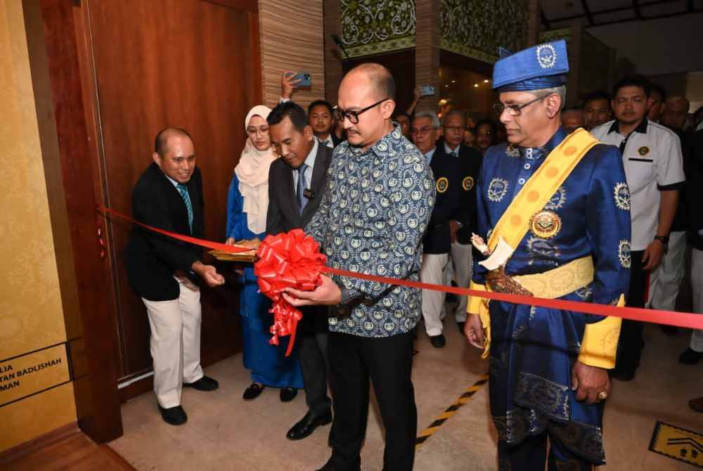 Mohd Salleh memyempurnakan gimik perasmian galeri PSSCM di Muzium Negeri Kedah pada Ahad.