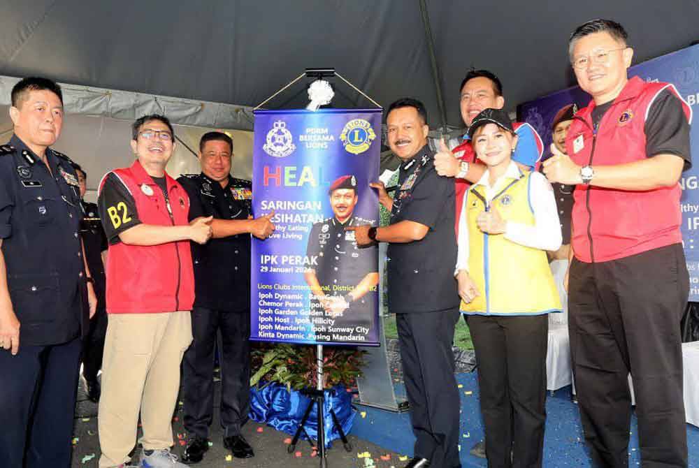 Mohd Yusri (empat dari kanan) melancarkan program Healthy Eating Active Living (H.E.A.L) di IPK Perak, Ipoh pada Isnin.
