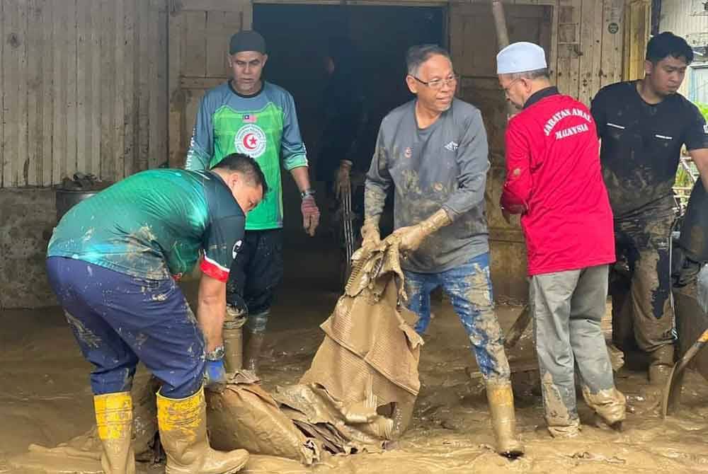 Hanafiah (tengah) bersihkan masjid. Foto Facebook Hanafiah Mat