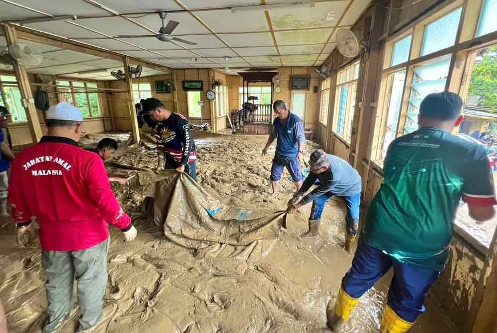 Lebih 500 peserta Ops Pasca Banjir membantu membersihkan kediaman dan bangunan yang terjejas. Foto Facebook Hanafiah Mat