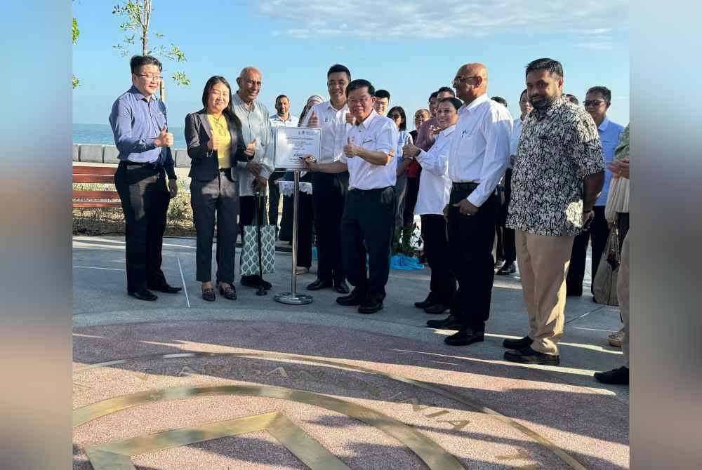 Kon Yeow (tengah) merasmikan Projek Linear Garden di Padang Kota pada Isnin.