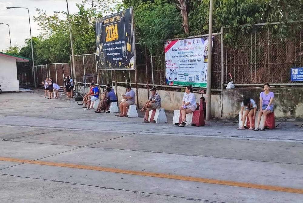 Pelancong terpaksa berpanas kerana tiada tempat duduk yang selesa disediakan.