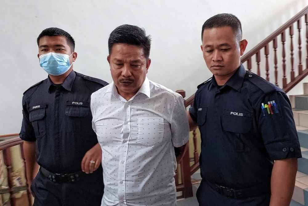 Abdul Razak Osman (tengah) mengaku tidak bersalah atas dakwaan menghina tiga individu termasuk Yang di-Pertua Negeri.