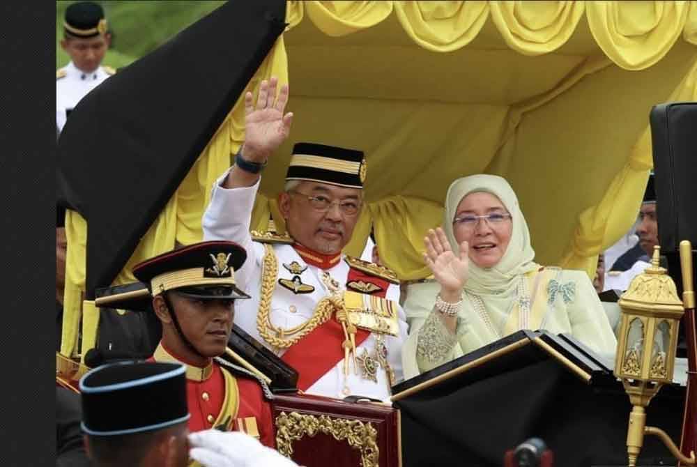Orang ramai berpeluang menyertai lambaian kasih bersempena dengan Istiadat Keberangkatan Balik Yang di-Pertuan Agong ke-16, Al-Sultan Abdullah Ri'ayatuddin Al-Mustafa Billah Shah pada Selasa. Foto Bernama