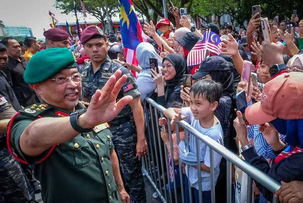 Al-Sultan Abdullah berkenan menyantuni rakyat.- Foto fail Bernama