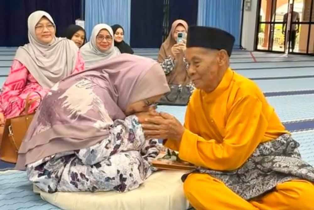 Abdullah yang berusia 86 tahun dari Kampung Aman, Kandis di Bachok meluahkan rasa syukur apabila pinangannya diterima wanita idaman.
