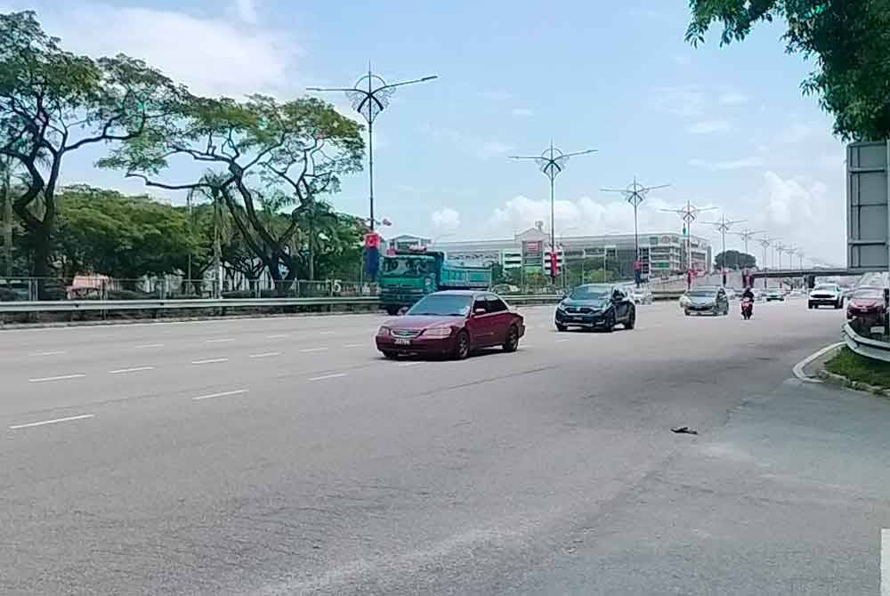 Laluan di hadapan Kampung Pasir di Parlimen Pulai akan dilalui rombongan keberangkatan Sultan Ibrahim.