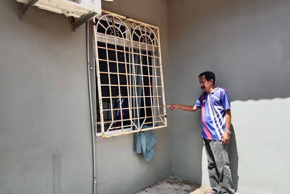 Bapa saudara Zakaria menunjukkan lokasi suspek masuk.