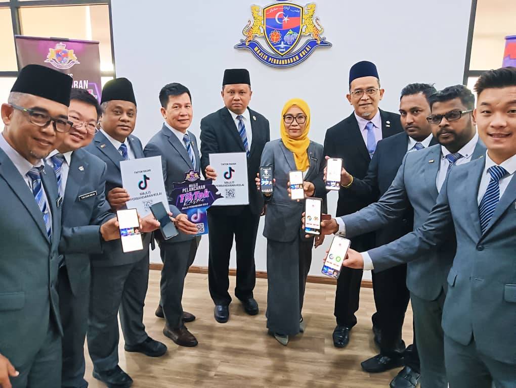 Mohd Fahmi (lima dari kini) ketika memperkenalkan aplikasi TikTok MPKu di Dewan Persidangan MPKu pada Isnin.