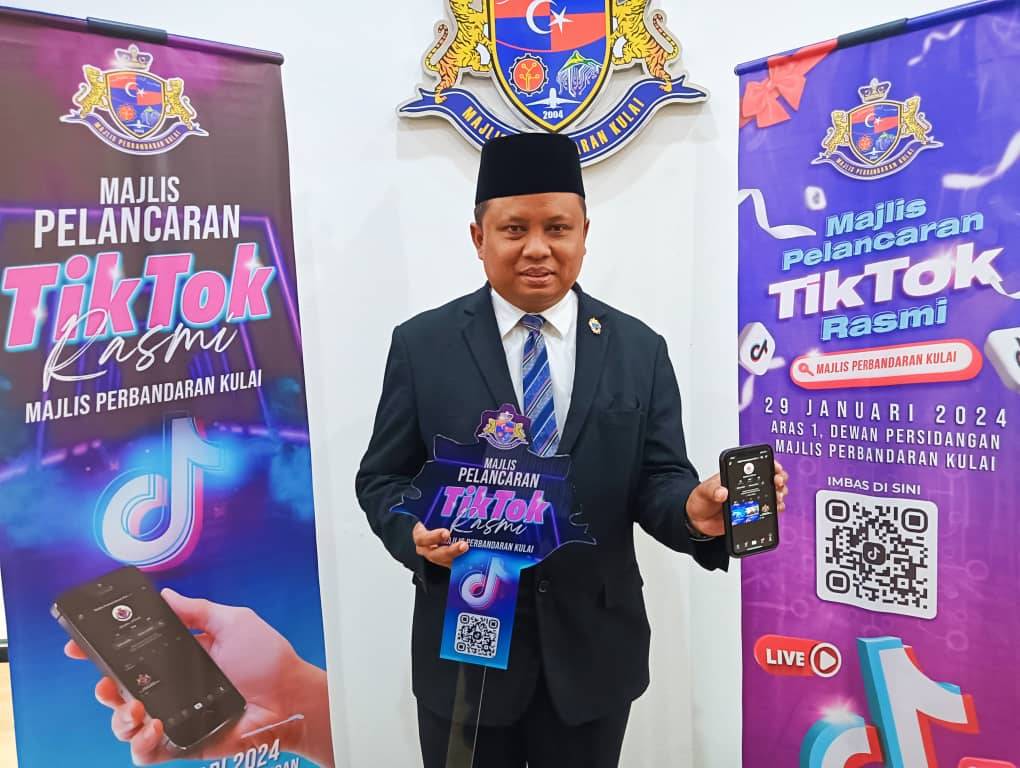 Mohd Fahmi (tengah)menunjukkan aplikasi TikTok MPKu selepas majlis perasmian di Dewan Persidangan MPKu pada Isnin.