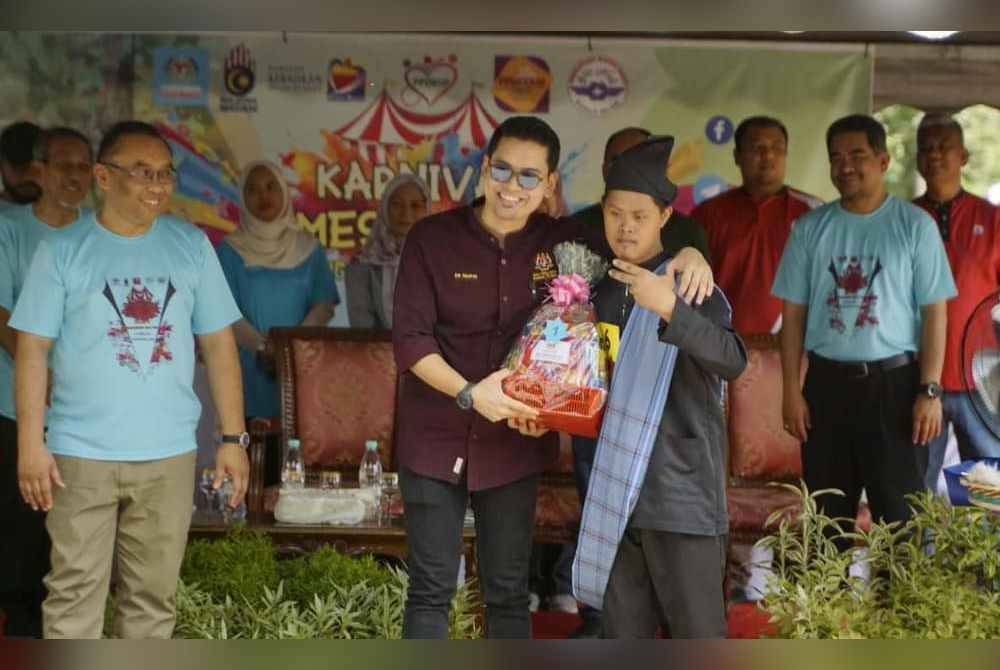 Mohammed Taufiq menyantuni pelatih PDK yang menyertai pertandingan pakaian beragam sempena Karnival Mesra OKU di Pantai Merdeka Kedah.