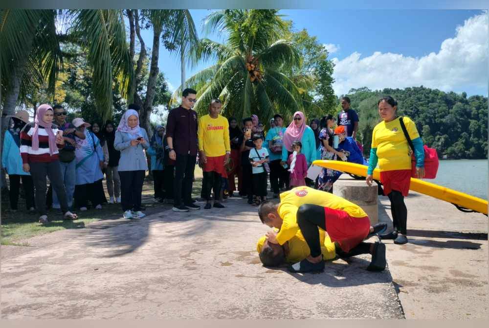 Demonstrasi menyelamat mangsa lemas turut menarik perhatian pengunjung pantai.