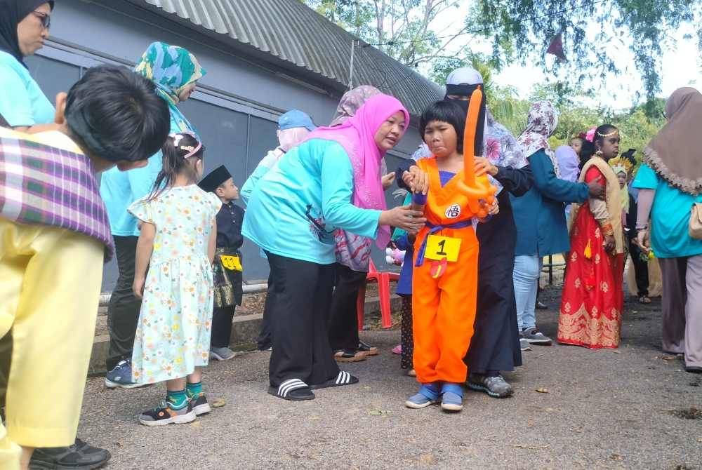 Gelagat salah seorang peserta Karnival Mesra OKU di Pantai Merdeka, Kedah.