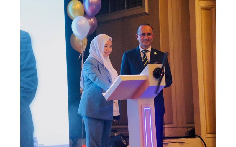 YBhg. Datuk Norliza Abdul Rahim, Pengerusi PTPTN (kiri) diiringi YBrs. Encik Ahmad Dasuki Abdul Majid, Ketua Eksekutif PTPTN (kanan) meletakkan tapak tangan sebagai simbolik pelancaran Cabutan WOW! Simpan SSPN 2024.