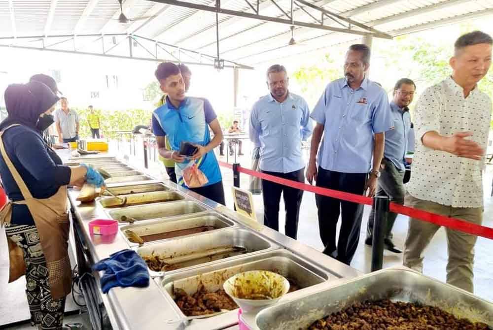 Arul (tiga kiri) ketika melawat fasiliti yang ada di CLQ, Bandar Baru Nilai.
