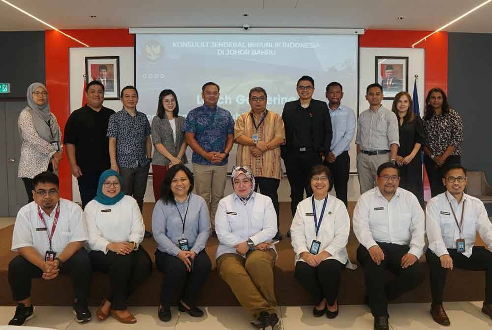 Warga media Johor bergambar bersama kakitangan Konsulat Jenderal Republik Indonesia di Johor Bahru pada Isnin.