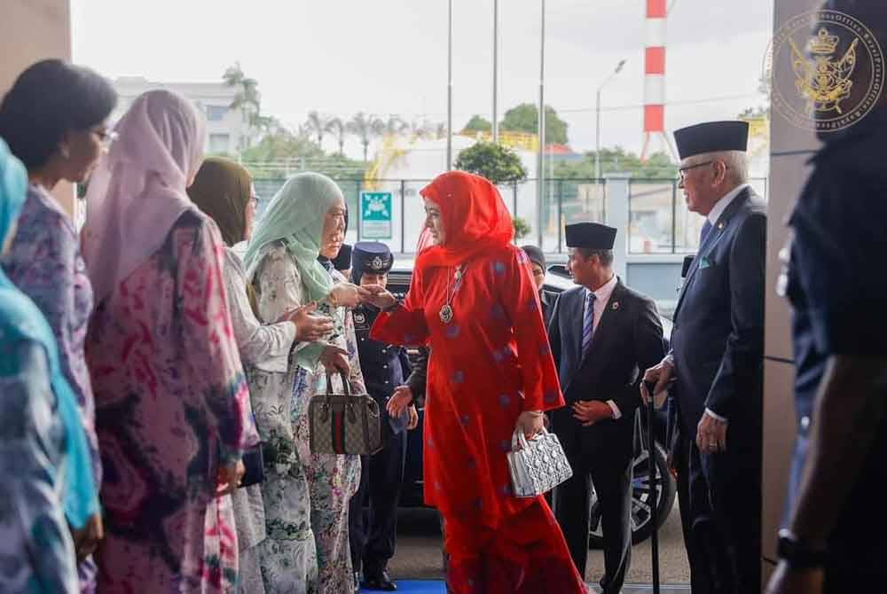 Raja Zarith Sofiah tiba di Hangar Diraja Johor Lapangan Terbang Antarabangsa Senai (LTAS). Foto Facebook Sultan Ibrahim Sultan Iskandar