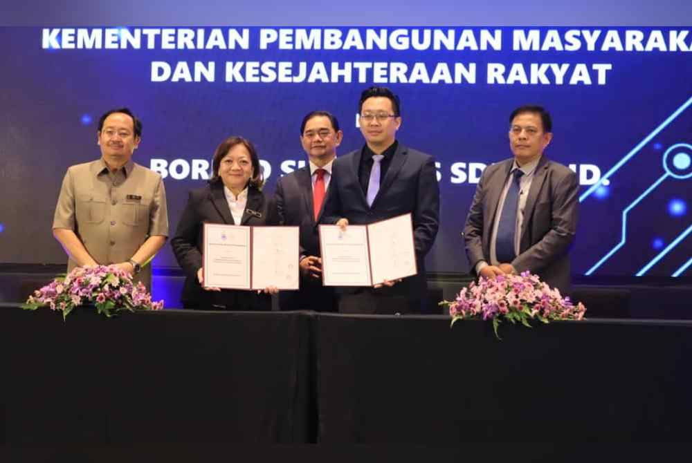 James (tengah) menyaksikan majlis menandatangani MoU antara Kementerian Pembangunan Masyarakat dan Kesejahteraan Rakyat bersama Borneo Sinarmas di SICC Kota Kinabalu.