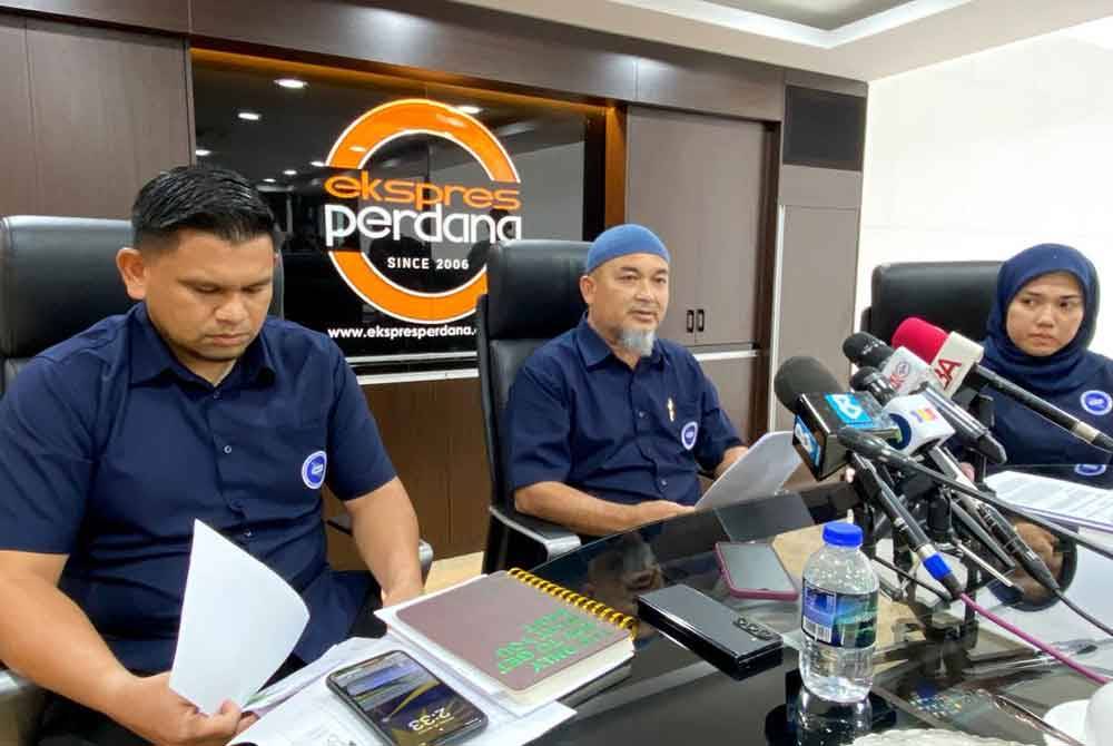 Laili (tengah) semasa sidang akhbar di Pejabat Urusan Ekspres Perdana di Teluk Mesira di Kota Bharu pada Isnin.