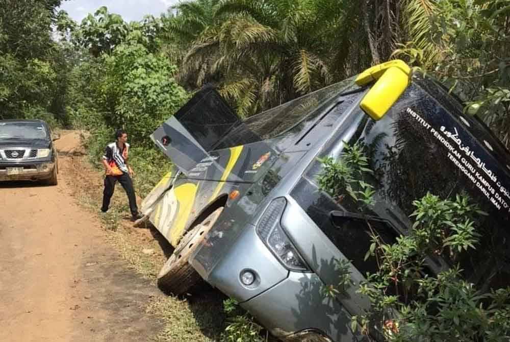 Keadaan bas yang membawa seramai 64 sukarelawan terbalik di Kampung Jongok Batu, di Hulu Dungun,