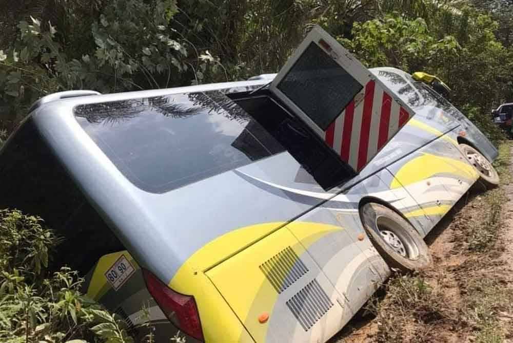 Kesemua penumpang dan pemandu bas yang dalam perjalanan membersihkan rumah mangsa banjir terselamat.