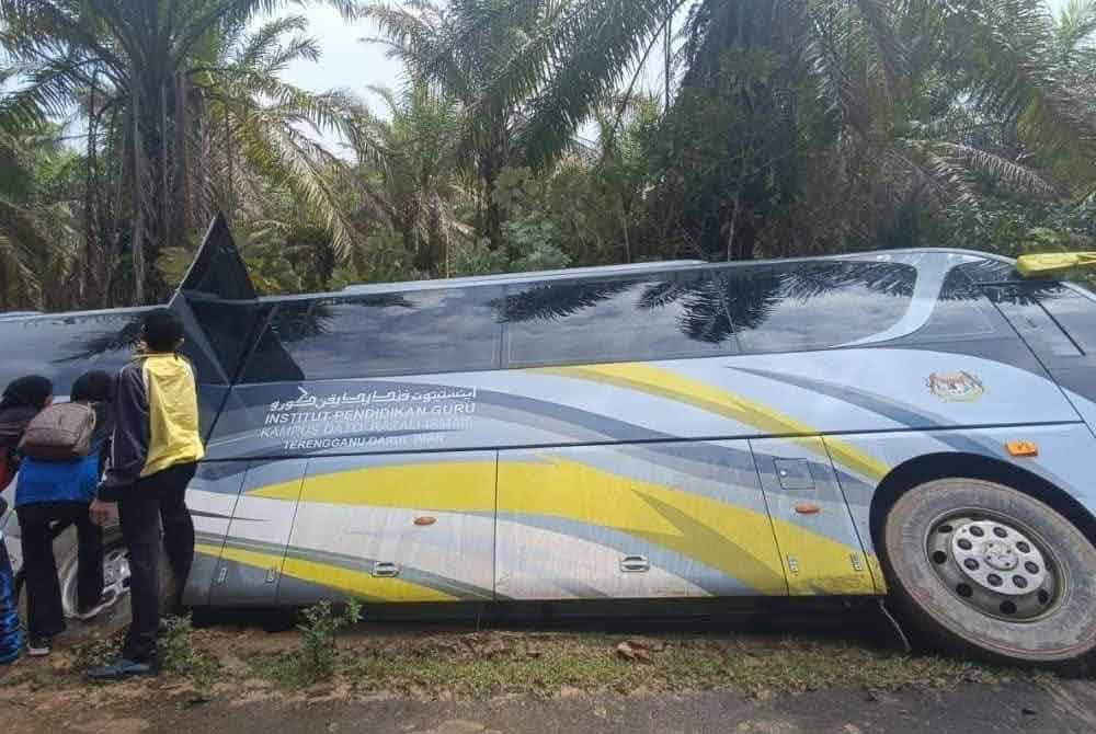 Bas yang membawa sukarelawan bagi kerja-kerja pembersihan pascabanjir di kawasan Hulu Dungun terbabas pada tengah hari Isnin.