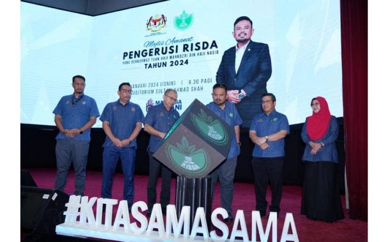 Manndzri ersama Ketua Pengarah RISDA, Abdullah Zainal (tiga dari kiri) bergambar bersama pengurusan melancarkan Tema Warga RISDA Madani pada Majlis Amanat Pengerusi RISDA Tahun 2024.