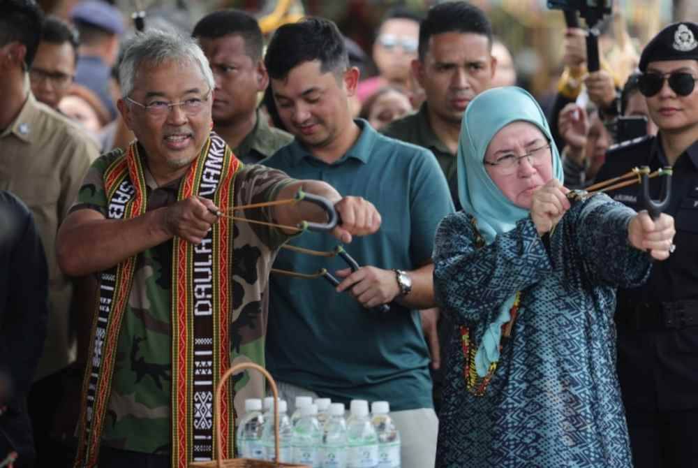 Al-Sultan Abdullah dan Tunku Azizah ketika lawatan ke Kompleks Persatuan Kebudayaan Kadazandusun (KDCA) in Penampang, Sabah pada 7 September 2023. Gambar Bernama