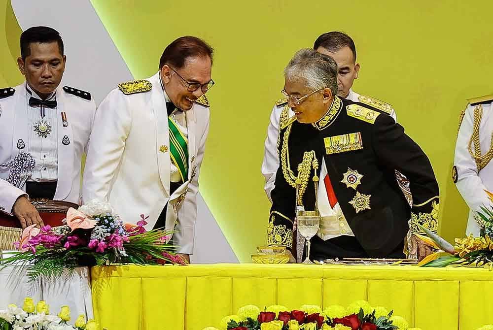 Al-Sultan Abdullah berkenan beramah mesra bersama Anwar pada Majlis Jamuan Negara sempena tamat pemerintahan Yang di-Pertuan Agong Ke-16 baru-baru ini. Foto fail Bernama