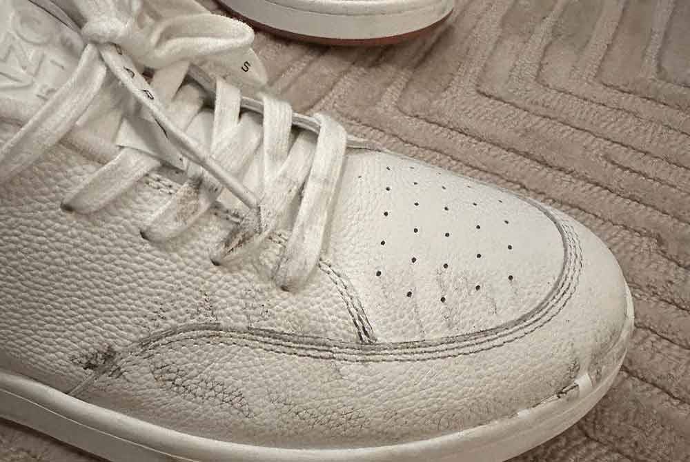 Kesan tayar pada kasut Zayn selepas digilis kereta.