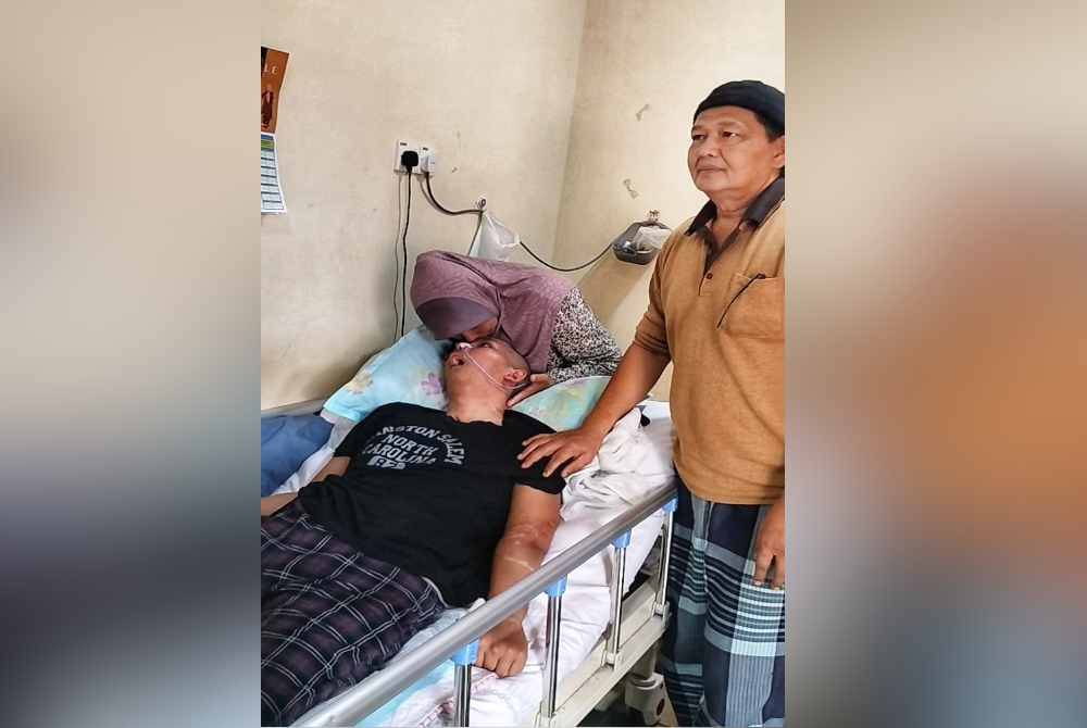 Rosmanidar dan Anwar bersama Zulkiflee yang kini umpama bayi memerlukan penjagaan sepenuh masa.