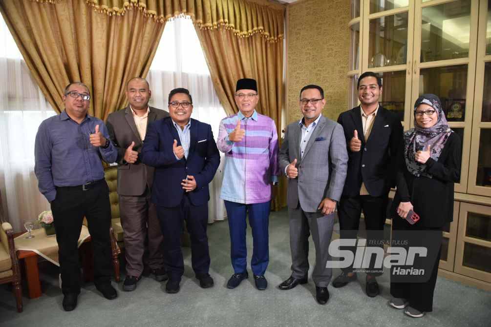 Wan Rosdy (tengah) bersama Ketua Pengarang Kumpulan Sinar Harian, Zamri Rambli (dua dari kiri), Pengarang Eksekutif (Cetak) Sinar Harian, Azmi Tarmizi (dua dari kanan) dan krew Sinar Harian selepas wawancara eksklusif yang diadakan di pejabatnya baru-baru ini. Foto Sinar Harian-MOHD RAFIQ REDZUAN HAMZAH