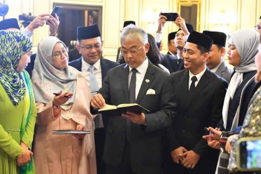 
Yang di-Pertuan Agong melihat salah satu daripada tujuh buku nota yang ditulisnya setiap kali sesi Mesyuarat Pra-Kabinet.