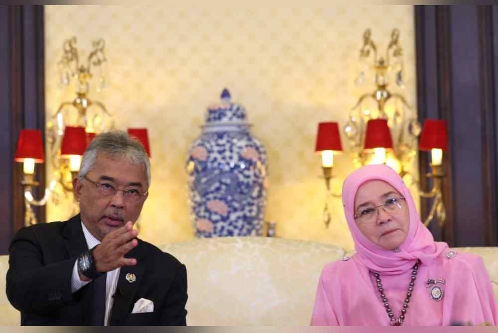 
Al-Sultan Abdullah bersama Tunku Azizah dalam wawancara eksklusif bersama media di Istana Negara, baru-baru ini. Foto Bernama