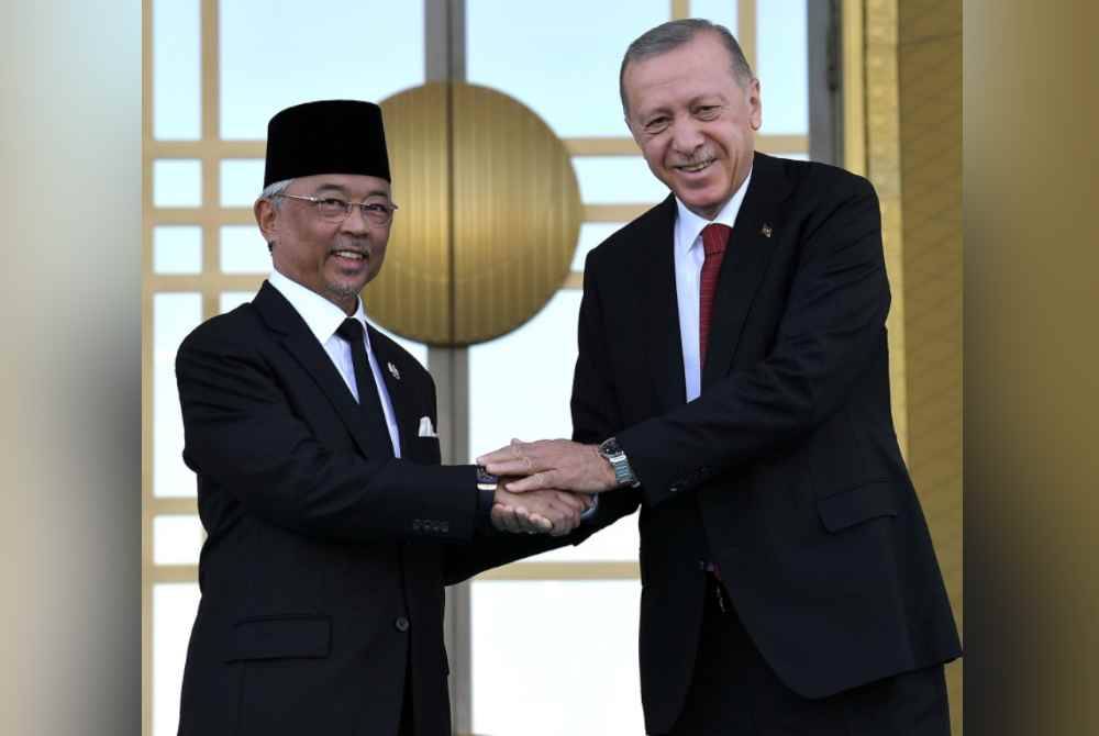 
Al-Sultan Abdullah berkenan bersama Presiden Turkiye, Recep Tayyip Erdogan ketika berangkat ke Turkiye pada 16 Ogos 2022.