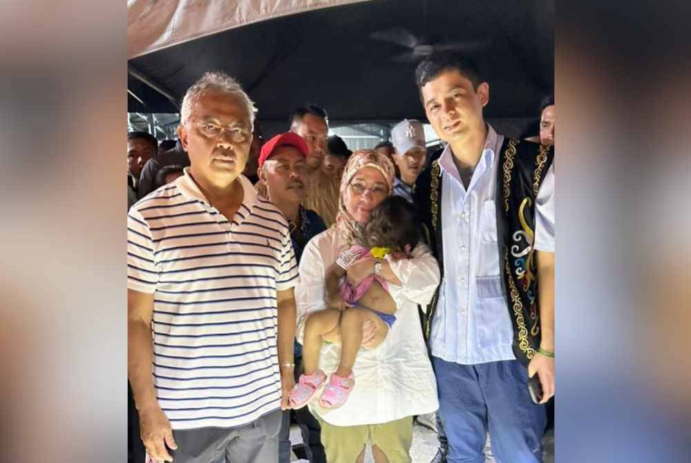 Yang di-Pertuan Agong dan Permaisuri Agong berkenan menyantuni adik dan insan istimewa Missclyen Roland di pekarangan Masjid Al-Falah, Kampung Penan Muslim Batu 10, Bintulu, ketika Kembara Kenali Borneo pada 10 September 2023. - Foto Instagram Istana Negara