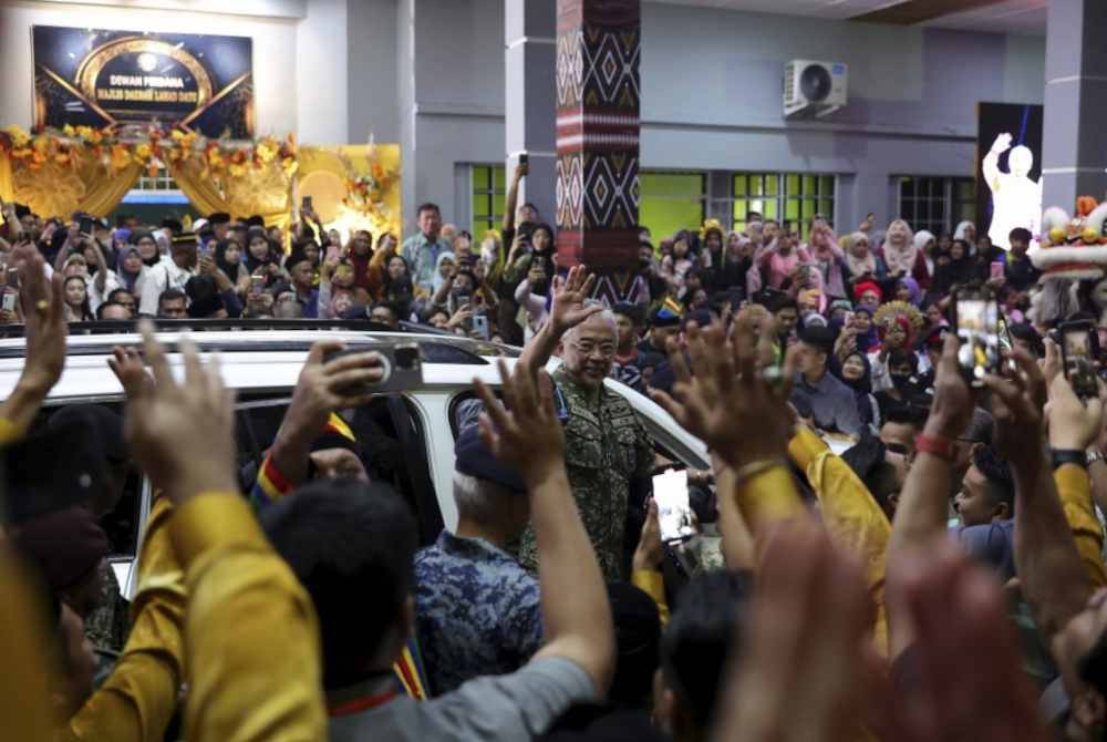 
Al-Sultan Abdullah berkenan mencemar duli berangkat tiba ke Pesta Keramaian bersama rakyat sempena Kembara Kenali Borneo di Pantai Bungai Bekenu, Miri pada 10 September tahun lalu. Foto Bernama