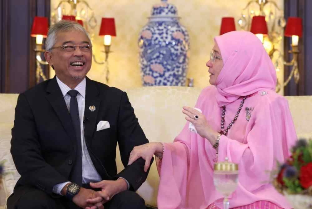 
Kemesraan Al-Sultan Abdullah dengan Tunku Azizah ketika sesi wawancara bersama media di Istana Negara, baru-baru ini. Foto Bernama