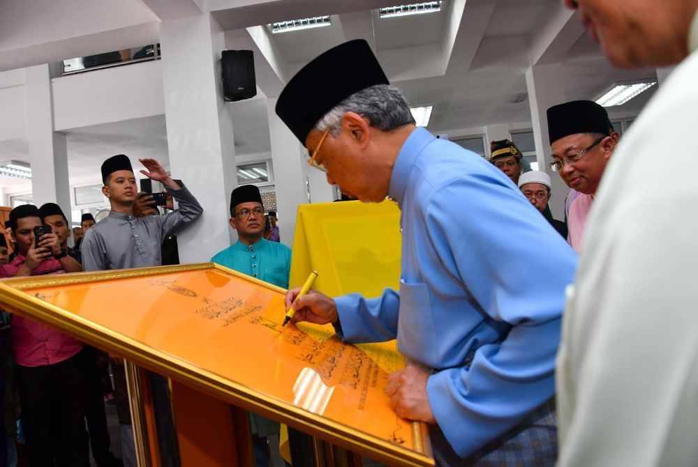 Yang di-Pertuan Agong berkenan merasmikan Masjid Al-Sultan Abdullah di Kampung Sungai Bedaun, Wilayah Persekutuan Labuan pada 31 Mac 2023. Facebook Istana Negara