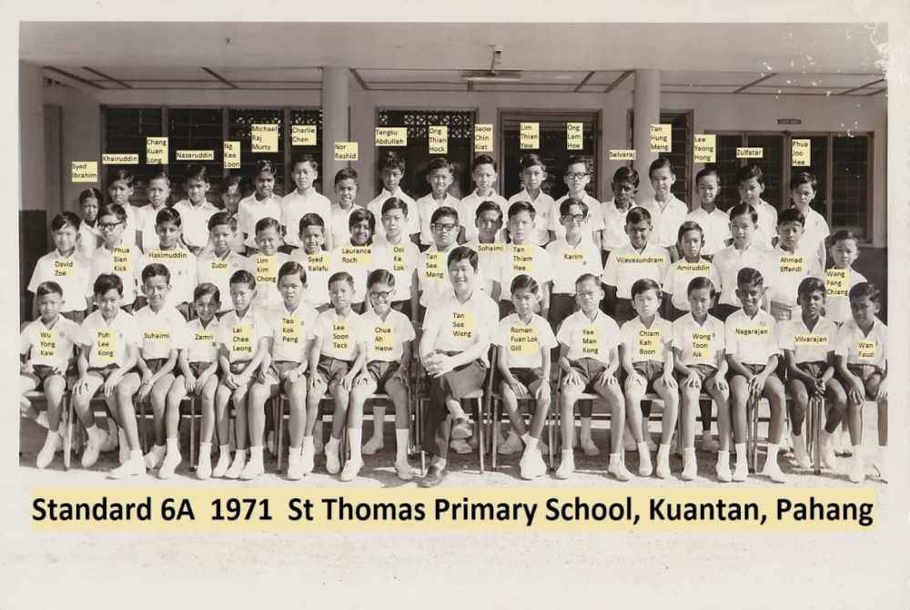 Sultan Abdullah (atas, sembilan dari kiri) bersama rakan sekelasnya ketika Darjah 6 di Sekolah Rendah St Thomas, Kuantan pada tahun 1971. Foto ihsan Dr James