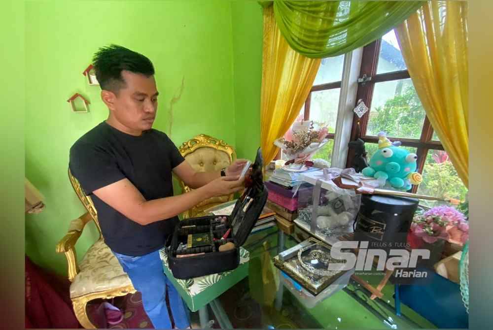 
Mohd Riduwan menyusun barang solekan.