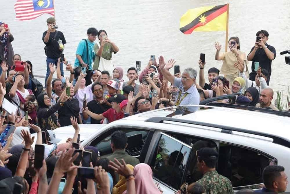 Al- Sultan Abdullah berkenan melambai orang ramai sempena Kembara Kenali Borneo. Foto Bernama
