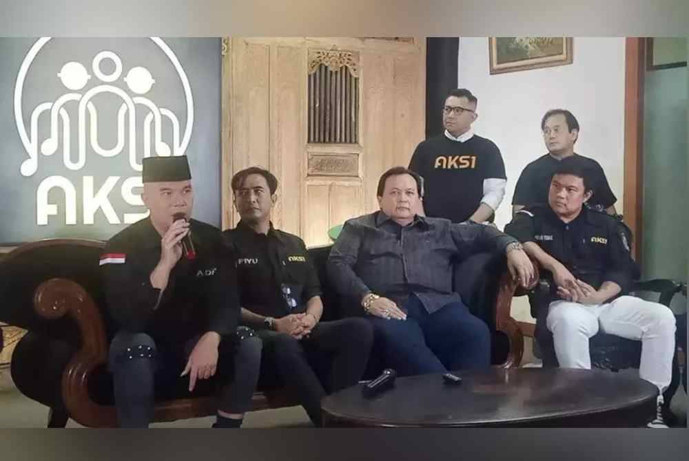 Ahmad Dhani (kiri) meminta mana-mana penganjur acara yang ingin menggunakan lagu ciptaan ahli Aksi perlu mengemukakan surat permit kepada persatuannya.