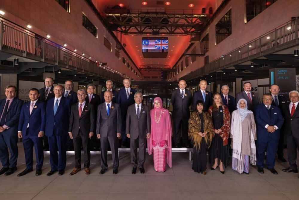 Al-Sultan Abdullah dan Permaisuri Agong pada majlis perasmian Stesen Janakuasa Battersea di Central London.