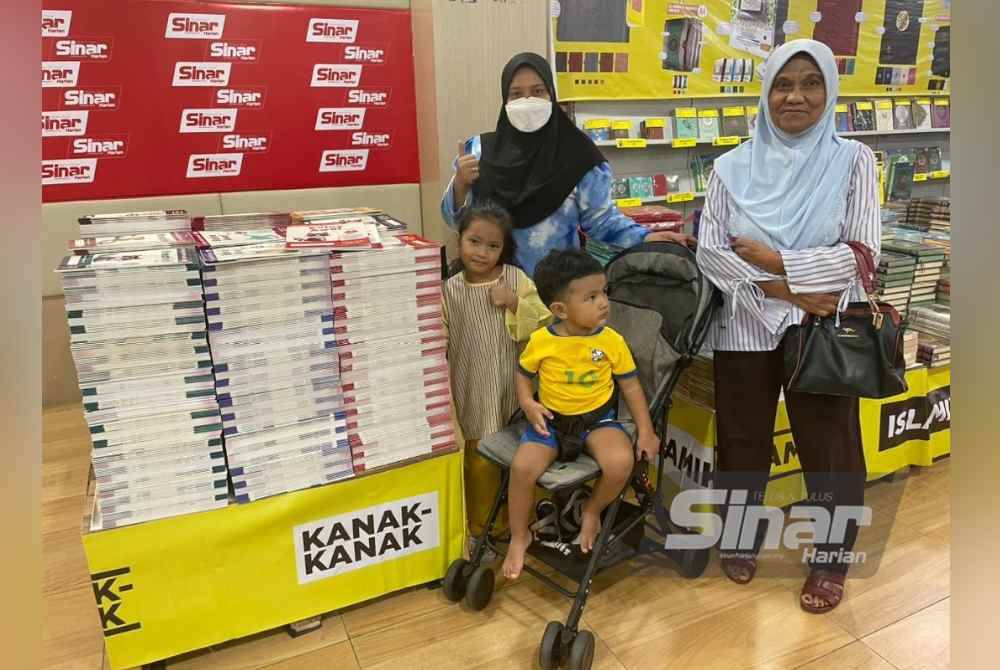 Pengunjung, Amira Aziz, 30, (kiri) dan Izzah Kasim,70, tidak melepaskan peluang membeli buku dan novel pada Jualan Gudang Karangkraf di Shah Alam.