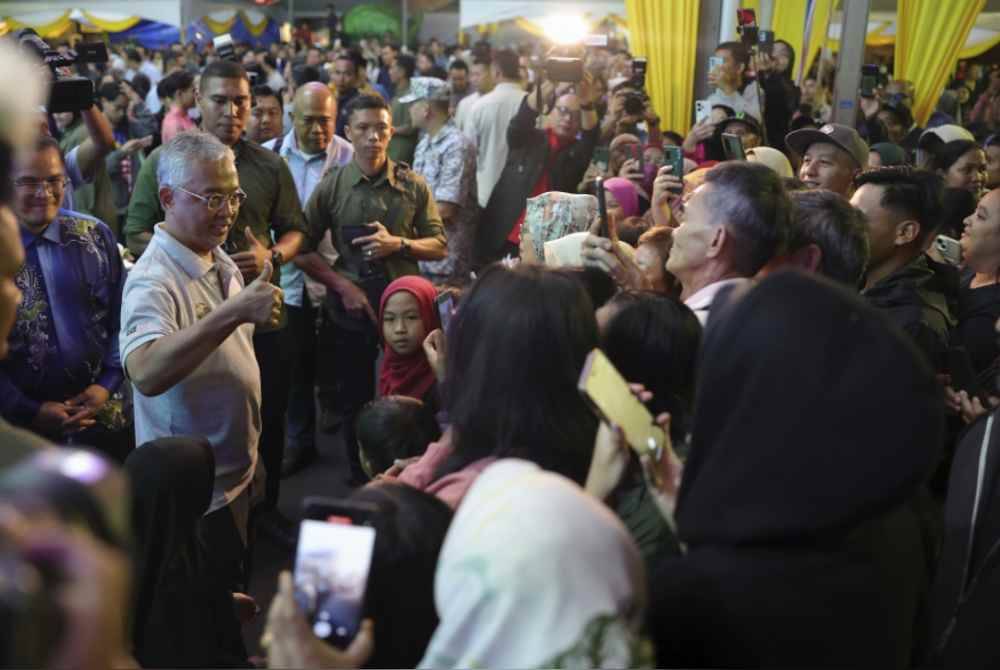 Yang di-Pertuan Agong berkenan beramah mesra bersama rakyat jelata di Pentas Budaya, Kundasang, Sabah ketika keberangkatan Al-Sultan Abdullah dan Raja Permaisuri Agong ke Sabah dan Sarawak ketika Kembara Kenali Borneo pada September tahun lepas. Foto Bernama