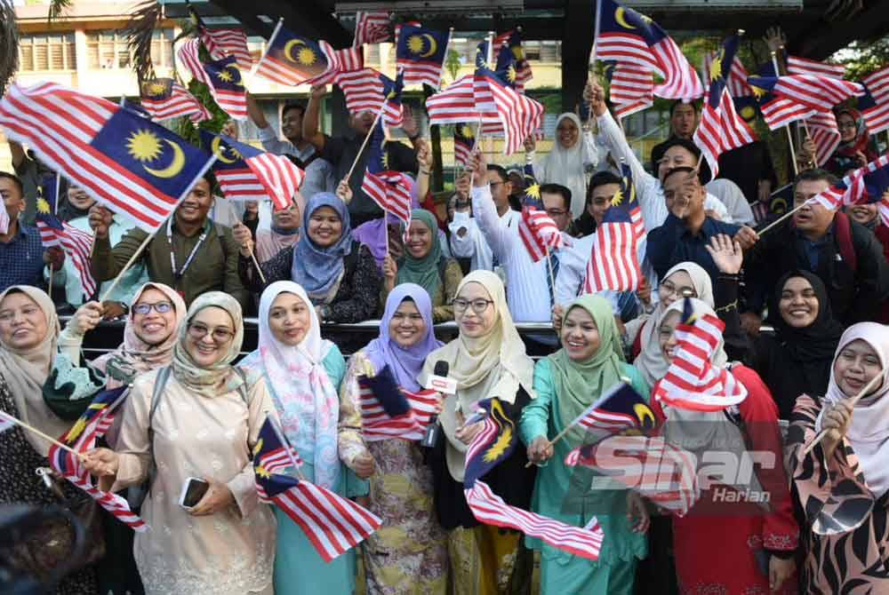 Orang ramai tidak mahu melepaskan peluang untuk sama-sama menyaksikan Istiadat Keberangkatan Balik Yang di-Pertuan Agong ke-16, Al-Sultan Abdullah Ri'ayatuddin Al-Mustafa Billah Shah, pada Selasa. Foto Sinarharian MOHD RAFIQ REDZUAN HAMZAH