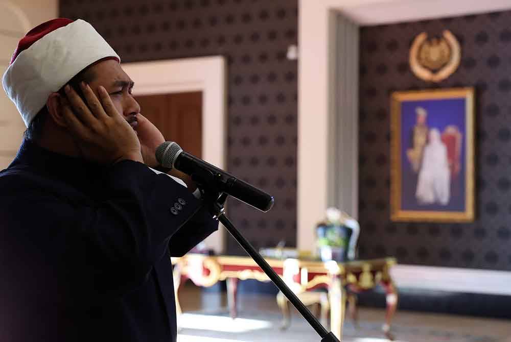 Pembantu Pegawai Agama di Istana Negara Mohd Mustafidurrohman Mohd Syahroni melaungkan azan mengiringi keberangkatan balik Al-Sultan Abdullah Ri'ayatuddin Al-Mustafa Billah Shah yang menamatkan pemerintahan sebagai Yang di-Pertuan Agong ke-16 hari ini. Foto Bernama